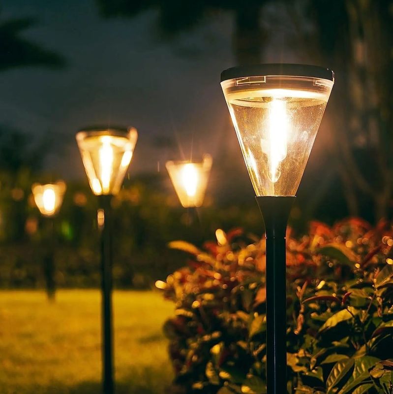 Indice di resa del colore 80 Ra Fuori a energia solare Bianco caldo 2 modalità LED Giardino Sentiero Luci di prato