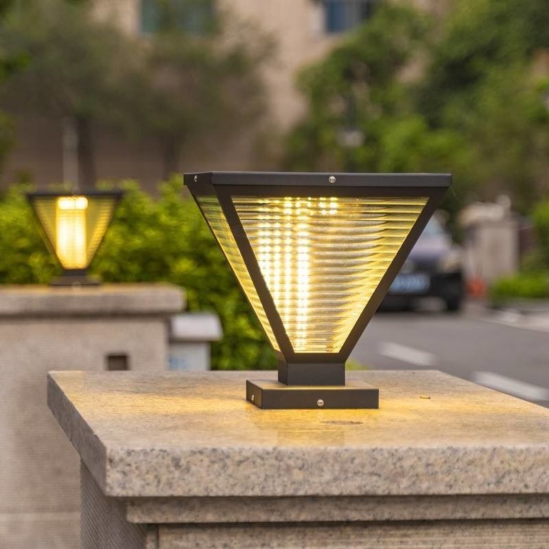 Lumiera a pilastro a energia solare a LED resistente all'acqua lampadina elettrica per colonna esterna