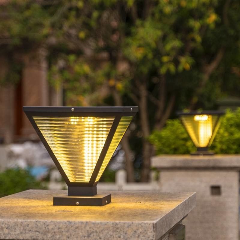 Lumiera a pilastro a energia solare a LED resistente all'acqua lampadina elettrica per colonna esterna