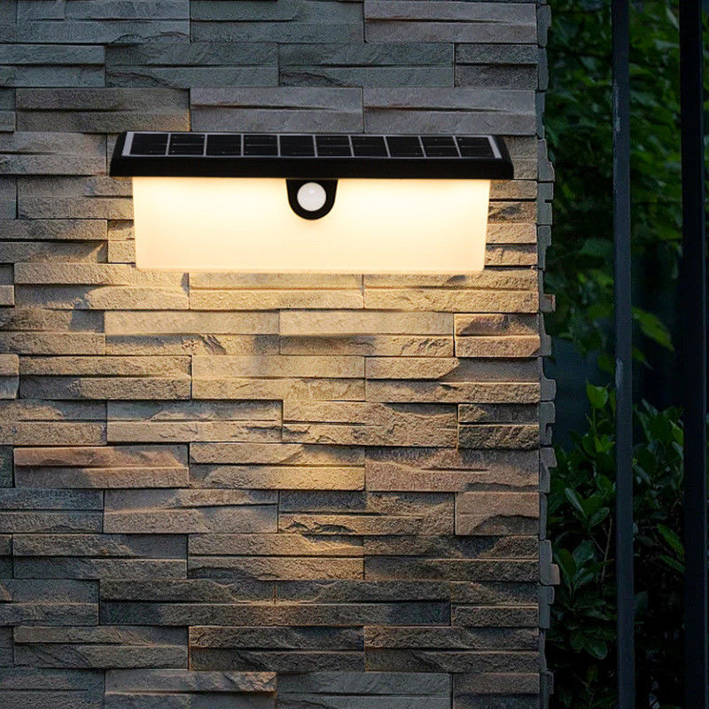 Lampada a parete solare impermeabile all'aria aperta a LED sensore di movimento Lampada decorativa per il muro del giardino