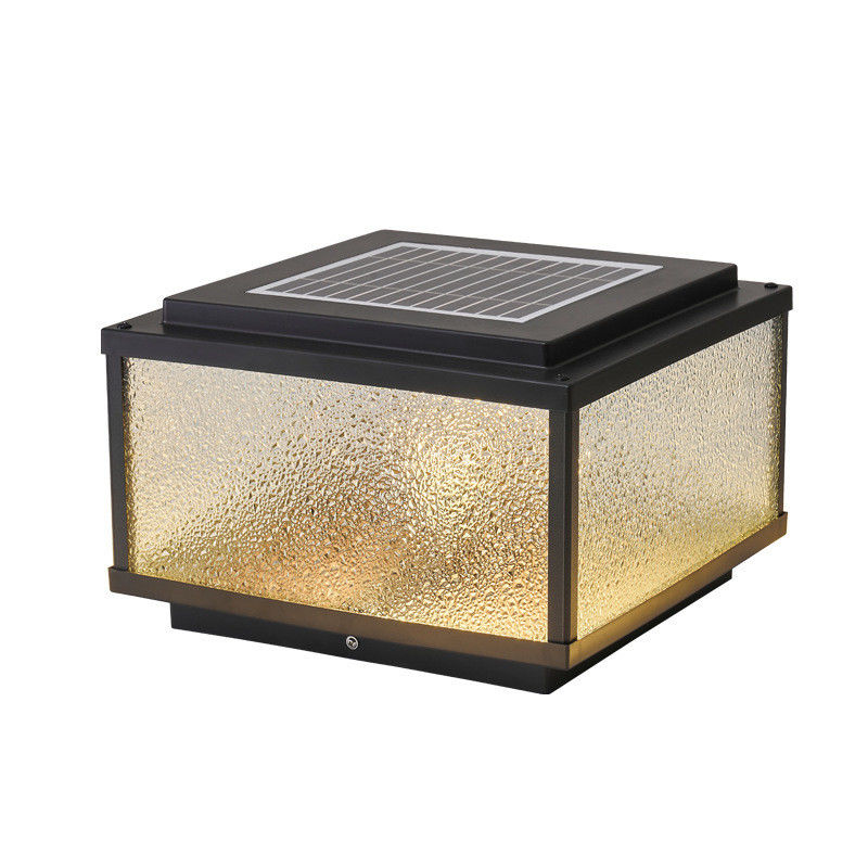 Lampade esterne a pilastro solare per una durata fino a 5000 ore e un design elegante