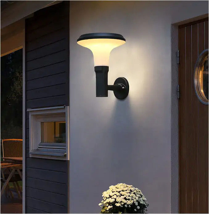 Lampada a parete solare a LED ultra luminosa impermeabile per terrazza esterna a porta di villa personalizzata