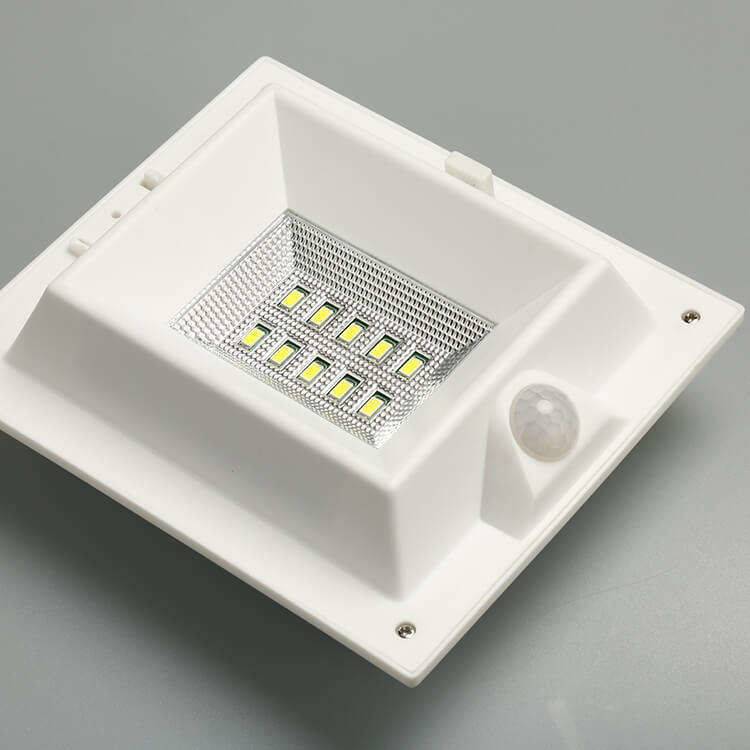 Luce da giardino solare montata a parete esterna con sensore di movimento PIR e flusso luminoso di 300lm