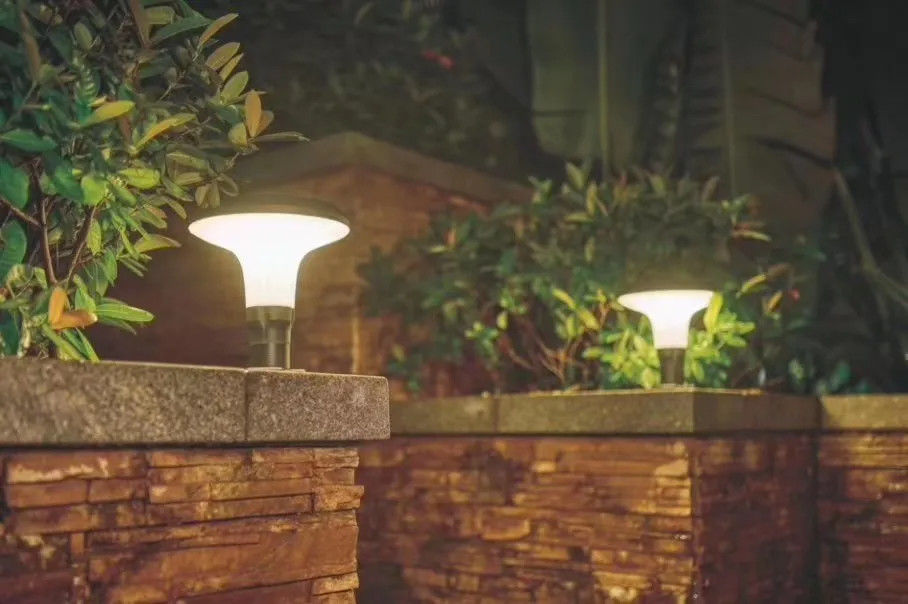 IP65 Lanterna decorativa esterna Porta di pietra Colonna solare luce con supporto dimmer